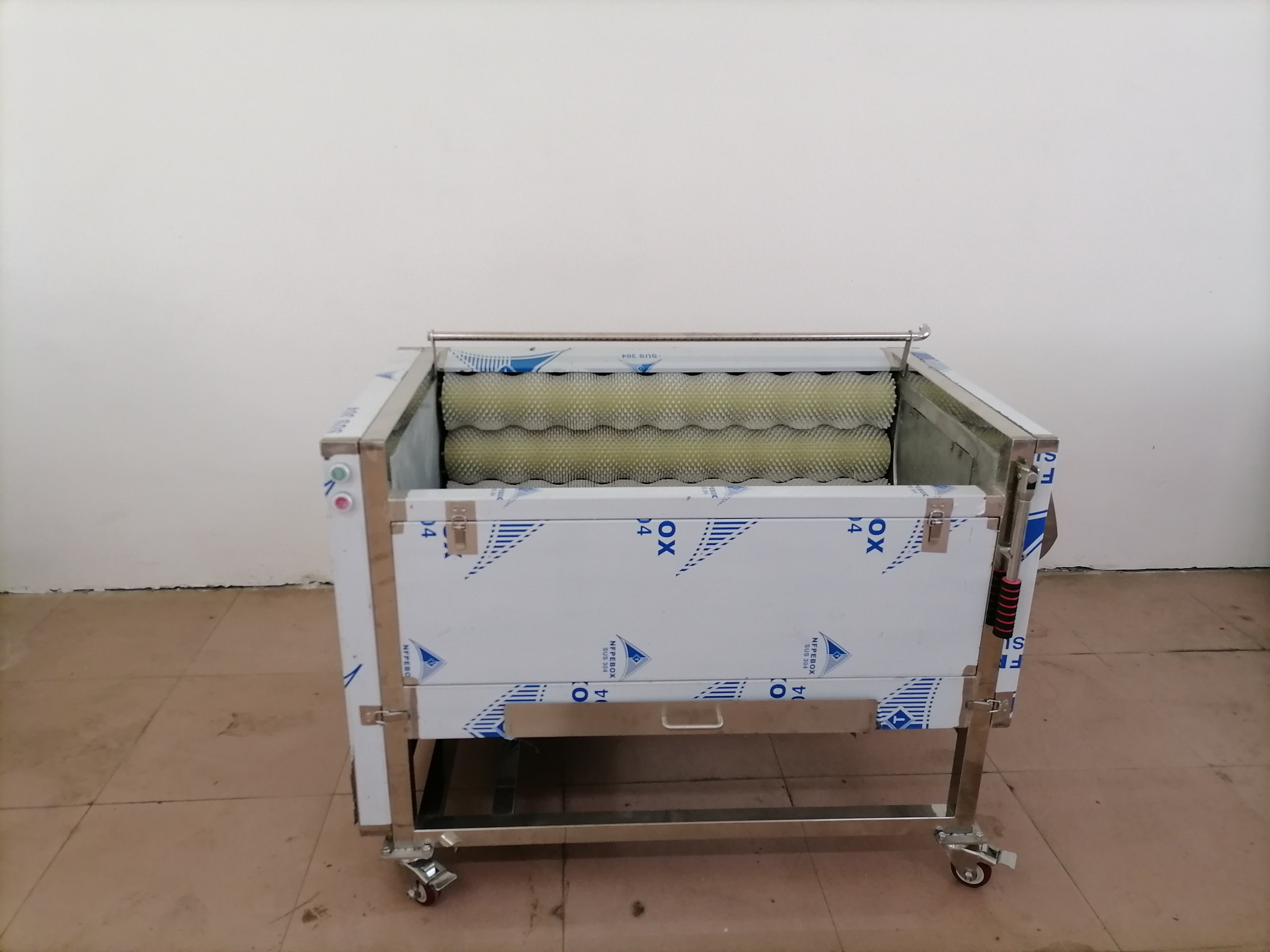 Vegetable cleaning and peeling machine