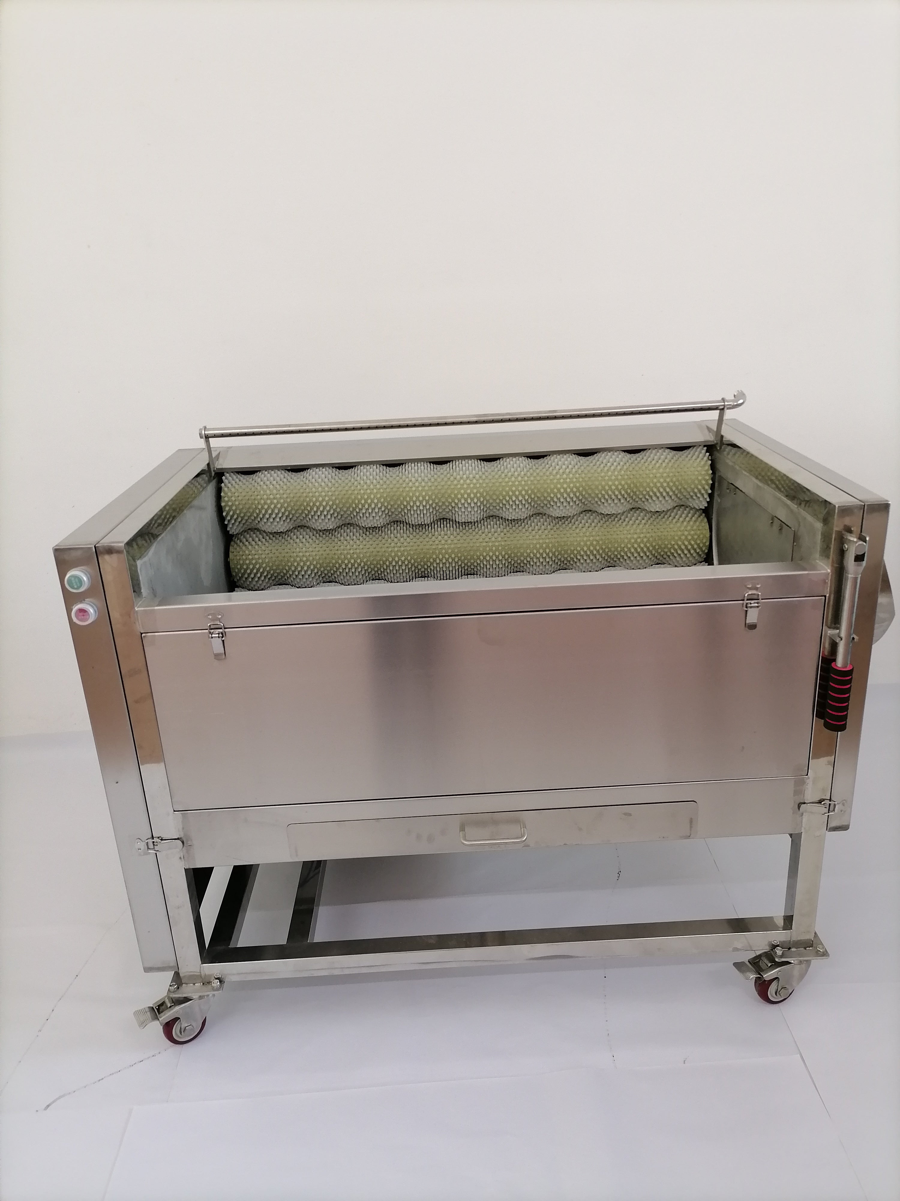 Vegetable cleaning and peeling machine