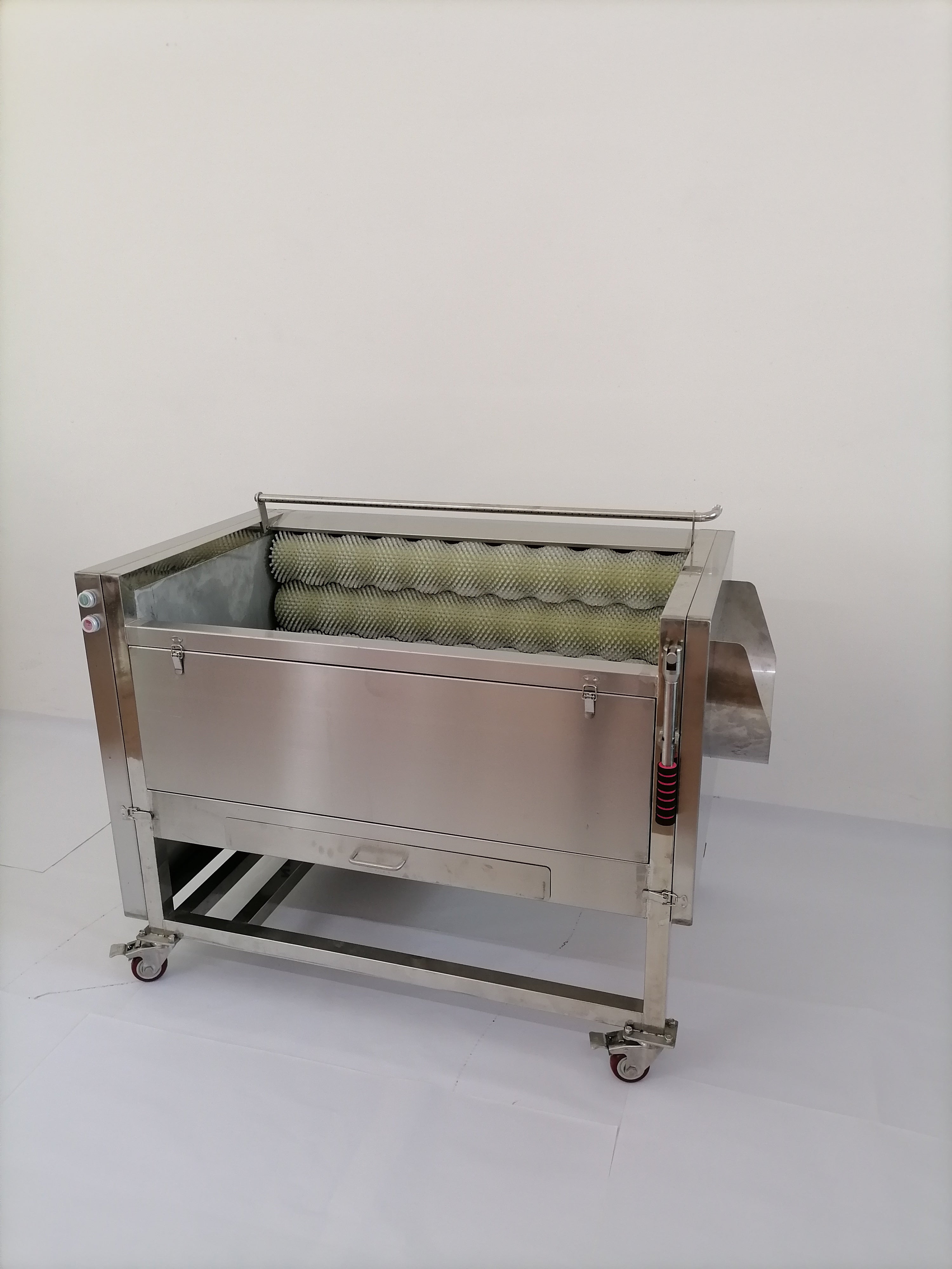 Vegetable cleaning and peeling machine